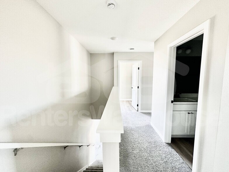 Building Photo - 7000 Lake Hill Dr