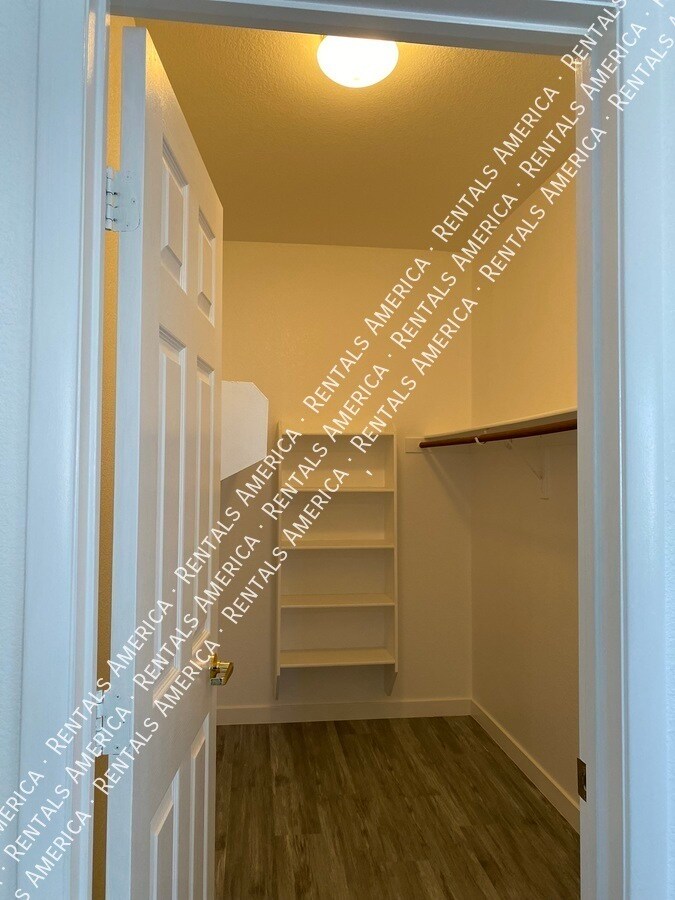 Building Photo - 401 Amber Pine St