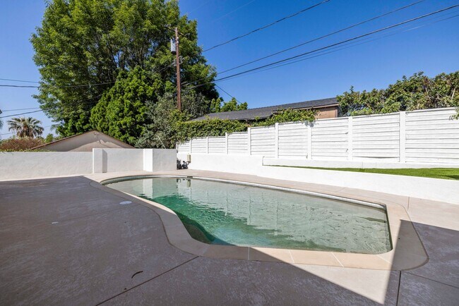 Building Photo - Stunning Mid-Century Modern Pool Home in Walnut Cove – Fully Furnished 4 bedrooms & 3 bathrooms!