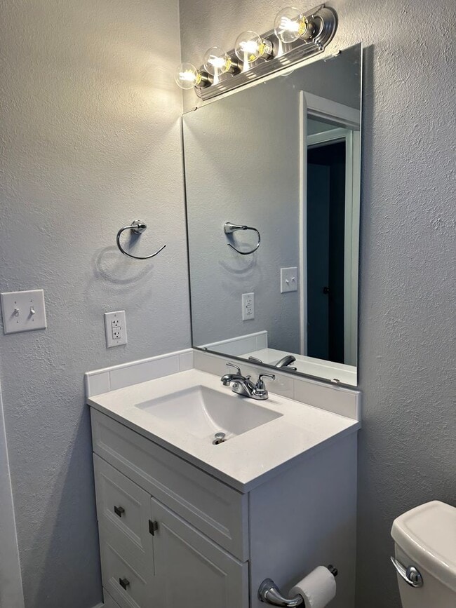 Building Photo - Updated 2-Bedroom 1 Bathroom Near Whitewat...