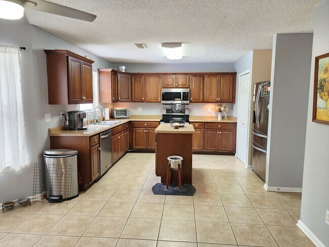 Building Photo - 4 Bedroom 2.5 Bath with in ground pool located in Lake Asbury