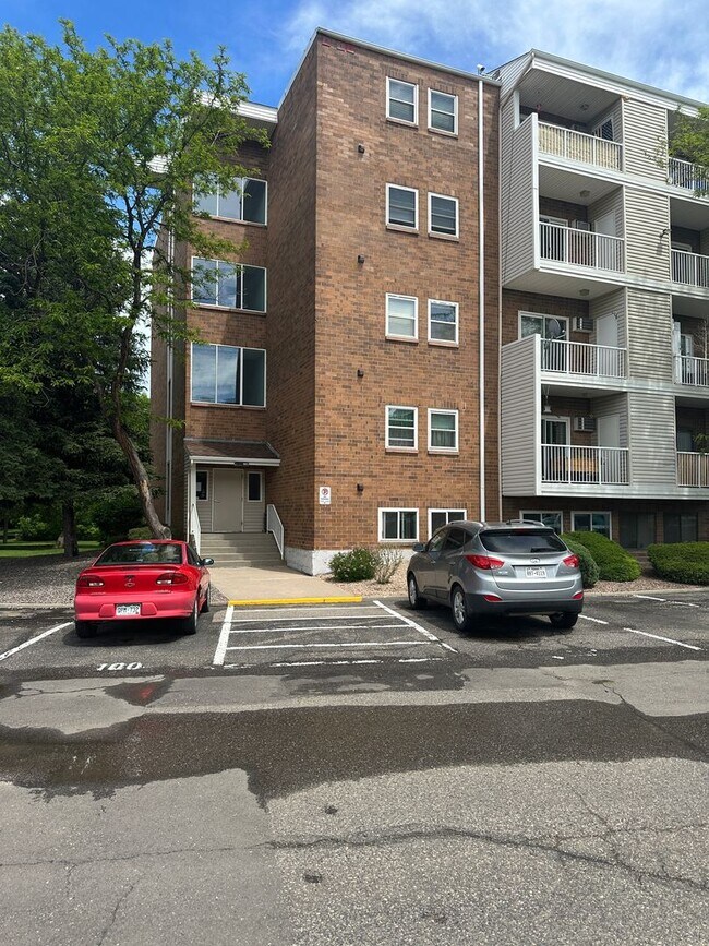 Building Photo - 1250 Golden Cir
