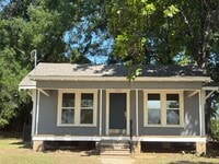 Building Photo - Gorgeous fully remodeled 3 bed/1.5 bath Craftsman-style Bungalow