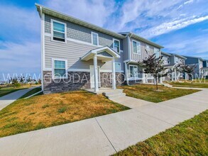 Building Photo - Beautiful 3-Bedroom Townhome in Waukee!