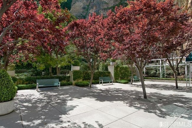 Building Photo - 220 Lombard St