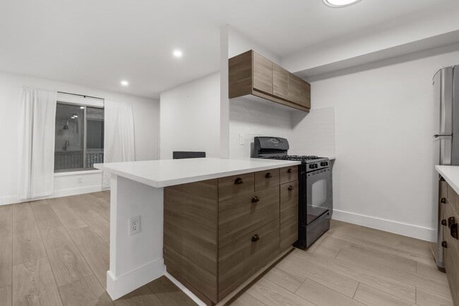 Building Photo - 505 W 7th St