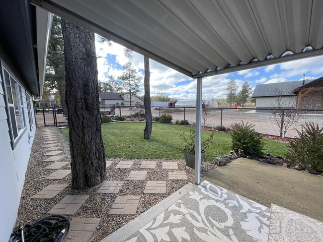 Building Photo - 5811 Wagon Wheel Ln