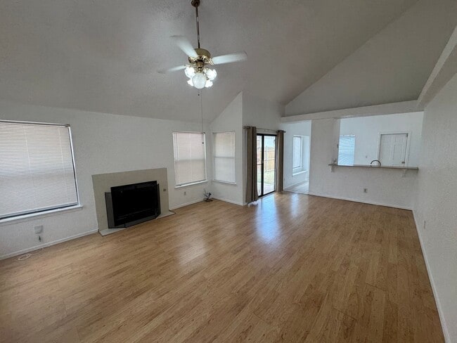 Building Photo - 3 bedroom, 2 bath 2 car garage home for re...