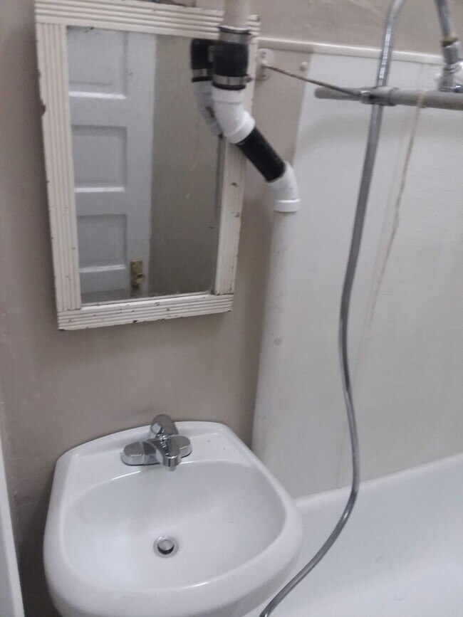 Building Photo - Cap Hil Adorable 1 Bedroom Available Now! ...