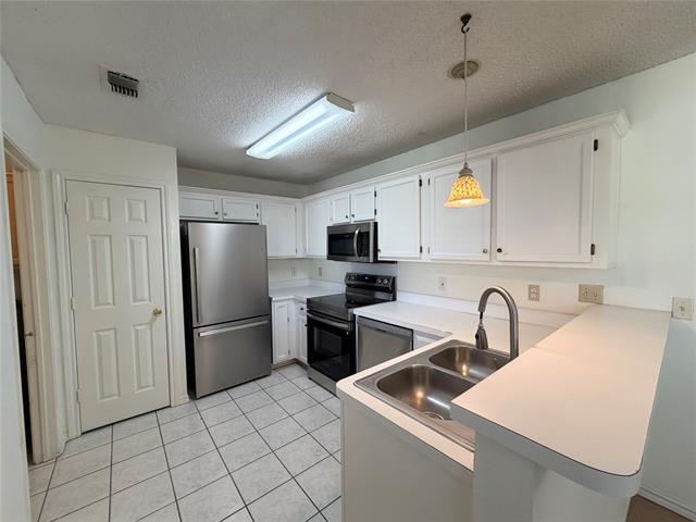 Building Photo - 805 Hillbrooke Dr