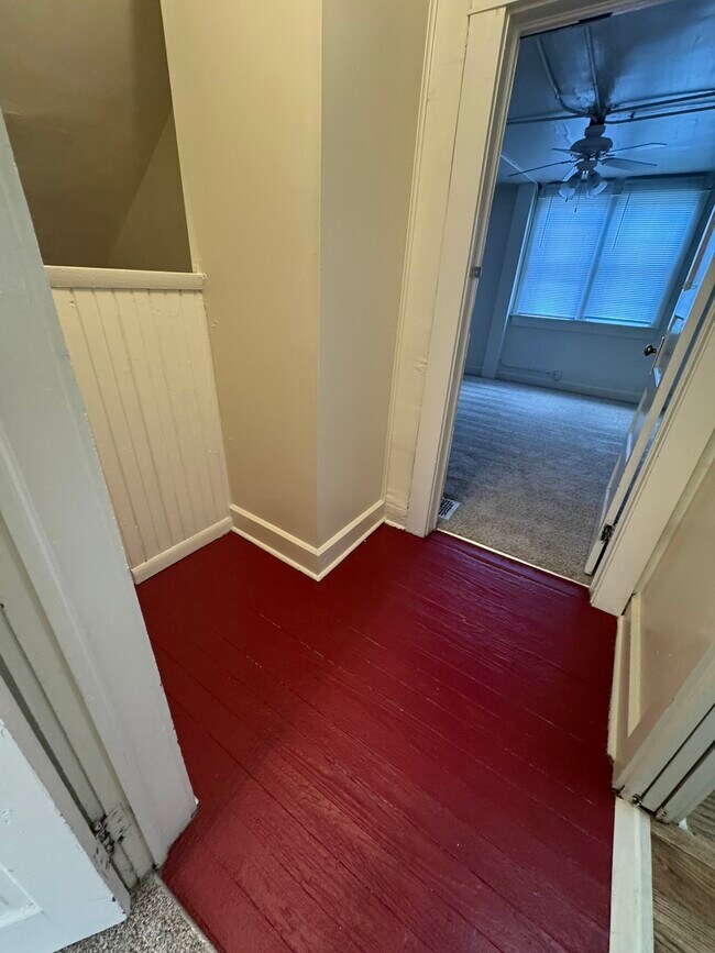 Building Photo - 215 E 9th St