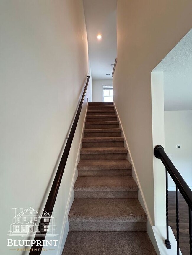 Building Photo - 2024 build, great neighborhood, stainless appliances, granite countertops!