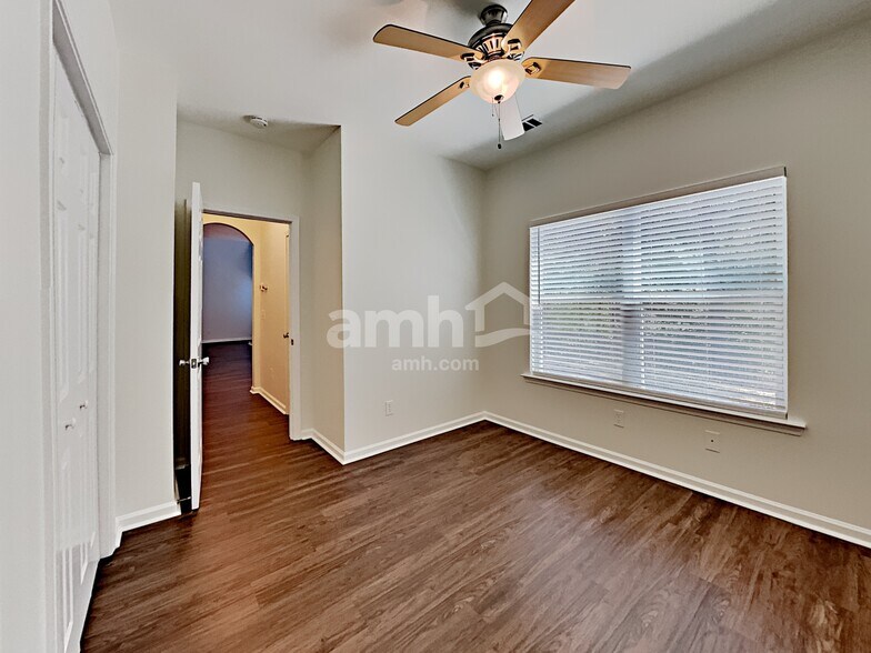 Building Photo - 488 Lincolnwood Ln