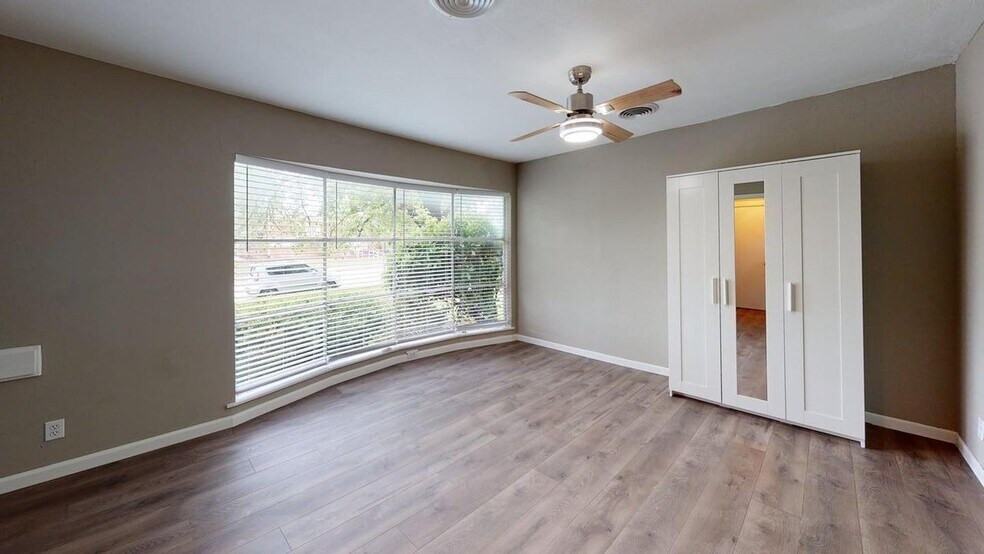 Building Photo - 2121 Canton Dr