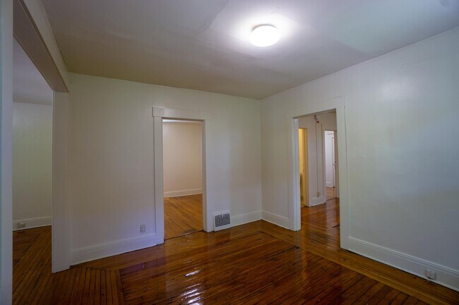 Building Photo - 1217 1/2 Madison Street -  First Floor Apa...