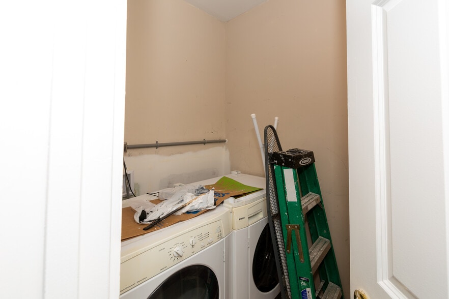 Washer dryer laundry room - 13 Elizabeth St