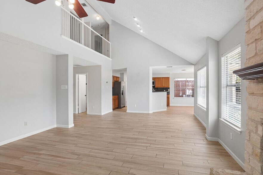 Building Photo - 15301 Ecorio Dr