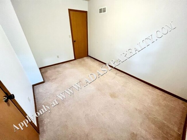 Building Photo - Spacious Duplex in Lee's Summit-Available ...