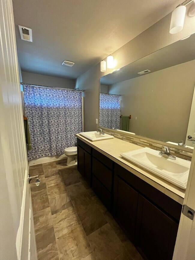 Building Photo - Large 4bed/3bath Home