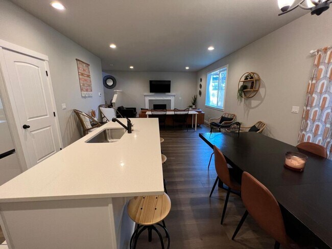 Building Photo - 2311 Quail Run Ln S