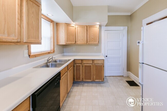 Building Photo - 4 Bedroom on OSU Campus