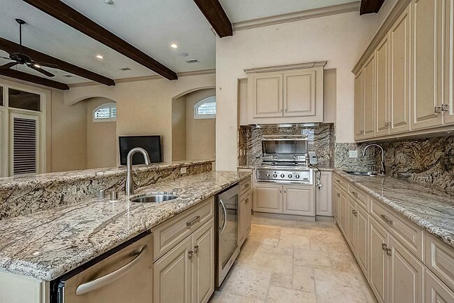 Building Photo - 5559 Holly Springs Dr