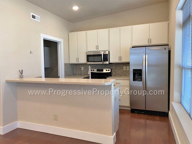 Building Photo - 527 E Kiowa St