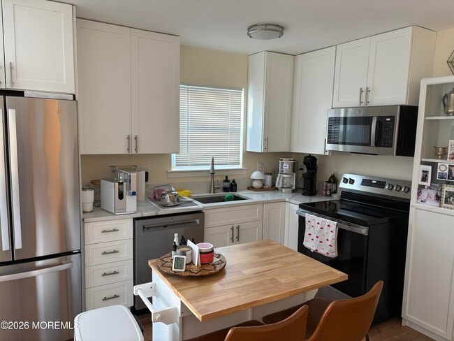 Building Photo - 410 8th Ave