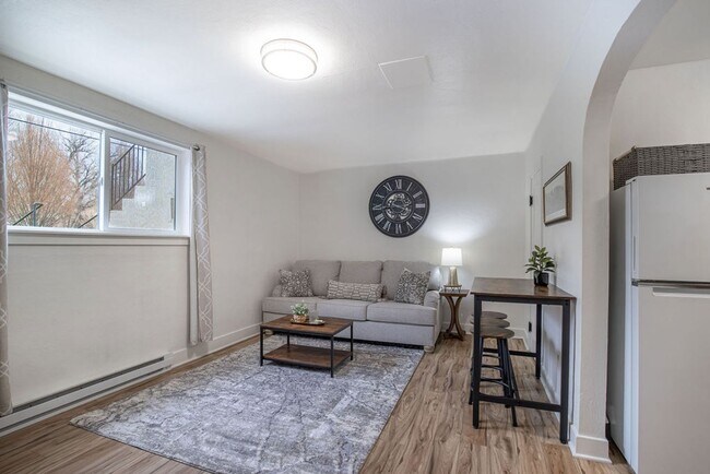 Building Photo - Fully Furnished 1 Bedroom 1 Bathroom WITH laundry!