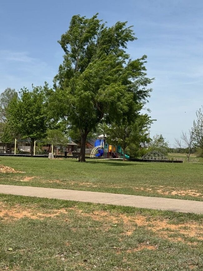 Building Photo - Fully Furnished, STR - (3) Bed/(2) Bath + Office! Pool Access!