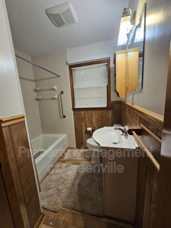 Building Photo - 400 Berea Dr