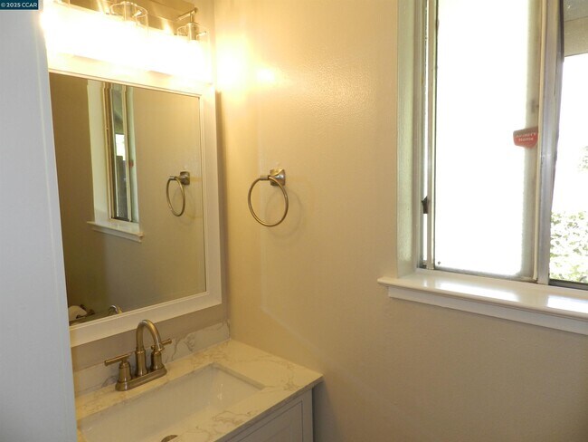 Building Photo - 5519 Roundtree Dr
