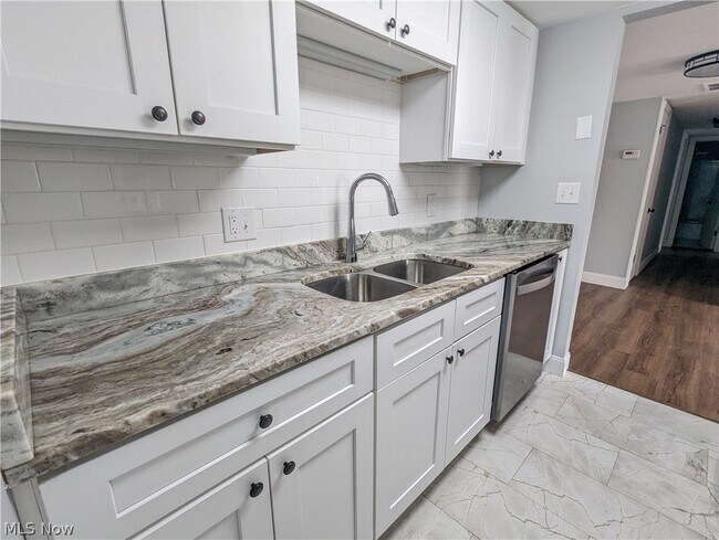 Building Photo - 6920 Carriage Hill Dr