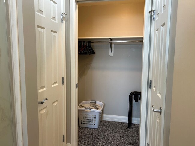 Building Photo - Hi Rise One Bedroom Condo