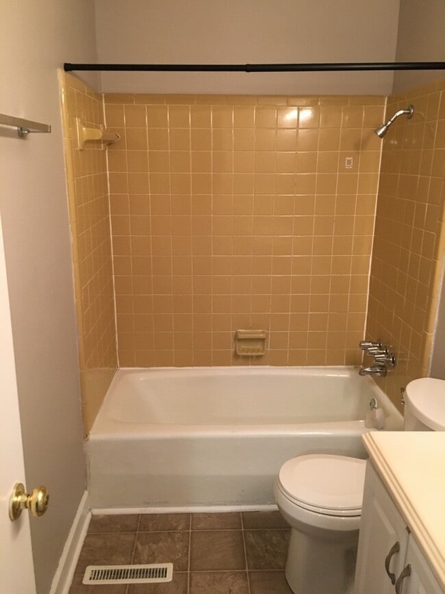 Building Photo - 2 Bedroom/1.5 Bath Condo for Rent! $1,300....