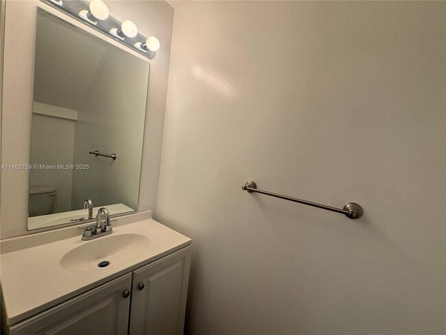 Building Photo - 5004 S Harbor Isles Dr