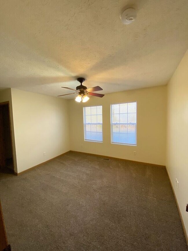 Building Photo - Collett Meadows - Large open floor plan, 4 bedroom Home with 2 baths - PETS WELCOME!