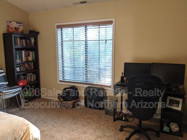 Building Photo - 1538 W University Heights Dr S