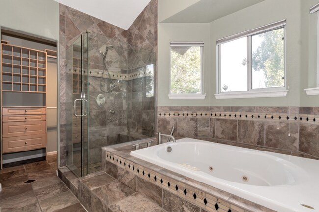 Building Photo - Charming 6 beds 3 baths in Denver!