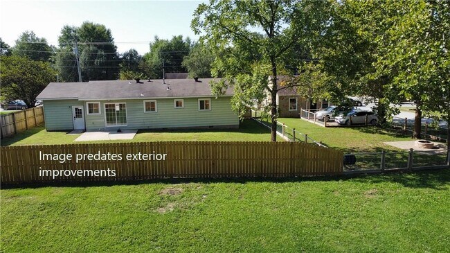 Building Photo - 2008 E Huntsville Rd