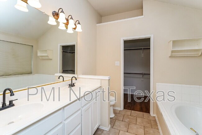 Building Photo - 10706 Robincreek Ln