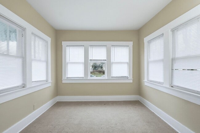 Building Photo - Updated 3-Bedroom Home with New Kitchen & Carpet