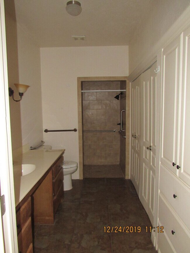 Building Photo - Fantastic Condo located close to Ft. Sill, Shopping and Restaurants Handicap Accessible! No Pet H...