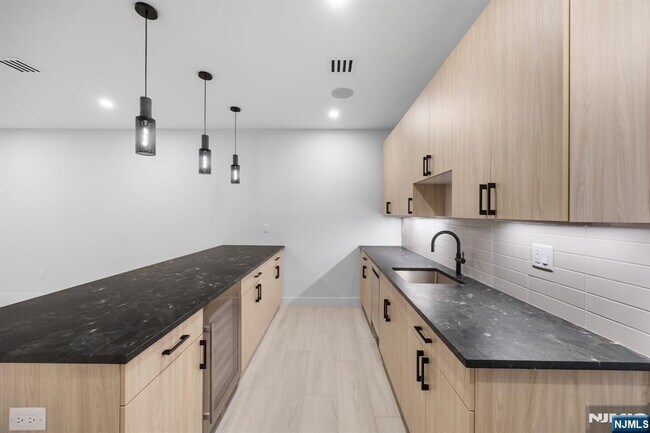 Building Photo - 242 Hardenburgh Ave