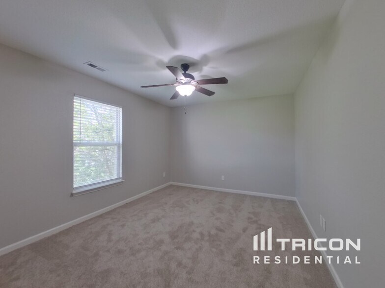 Building Photo - 3436 Pikes Peak Dr