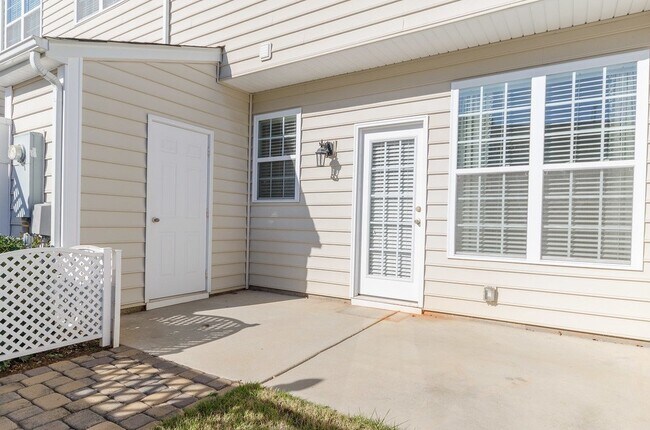 Building Photo - "Charming 3-Bedroom Home with 2 Full Baths in Beautiful Belmont!"