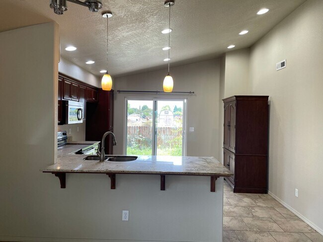 Building Photo - Great 3 Bedoom 2 Bath Home