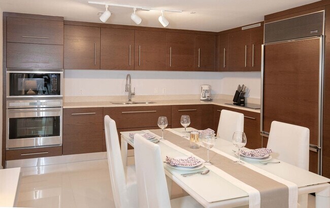 Building Photo - 485 Brickell Ave