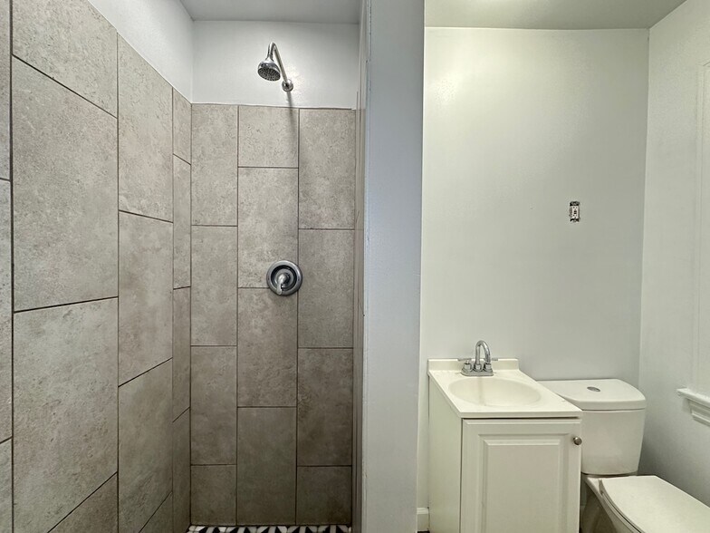 Building Photo - 5662 N Ridge Ave