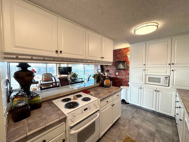 Building Photo - Waterfront Living in Naples - Furnished 2BD/2BA with Bay Views